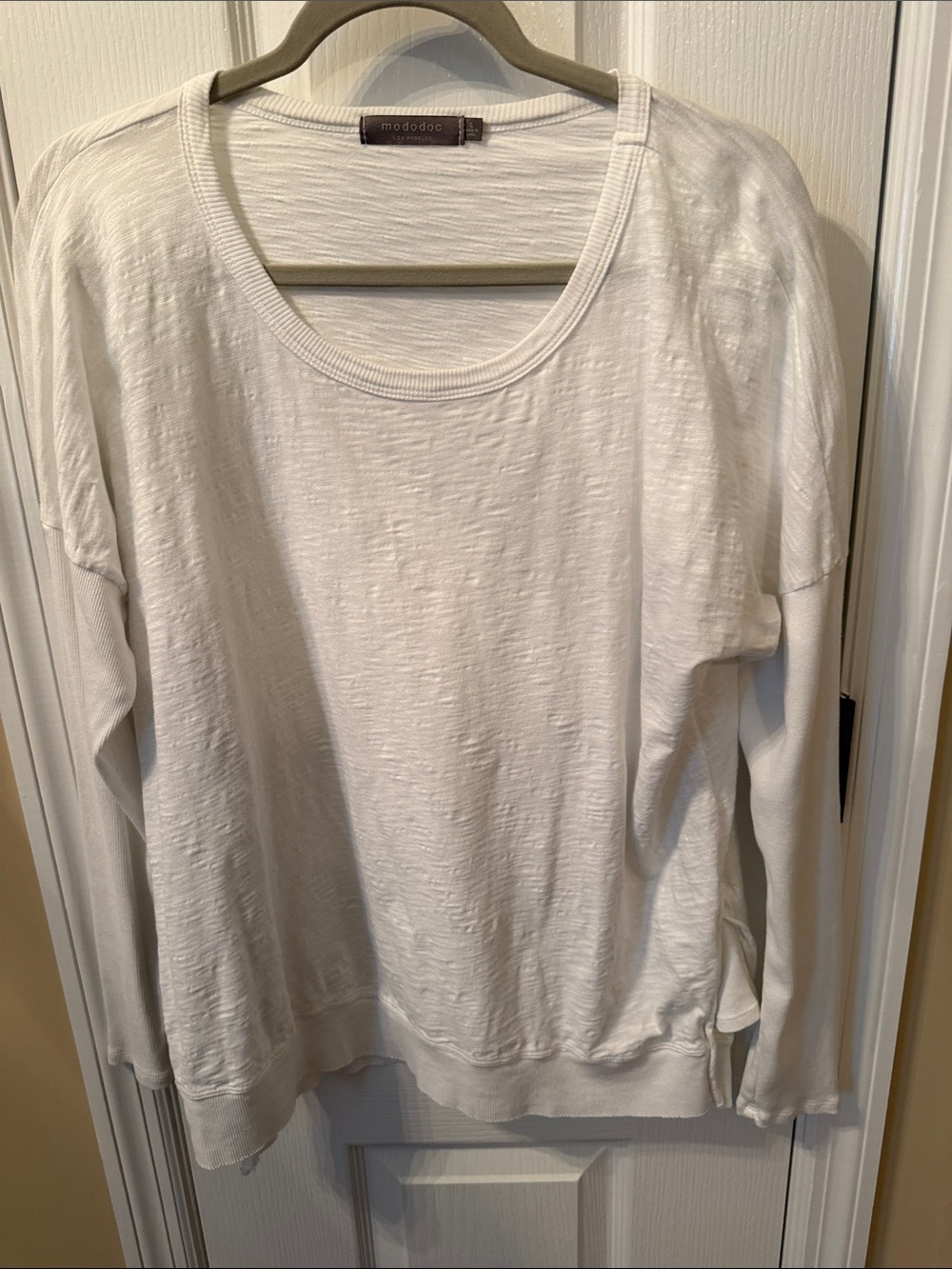 mododoc Women's Long Sleeve Scoop Neck Tee in White